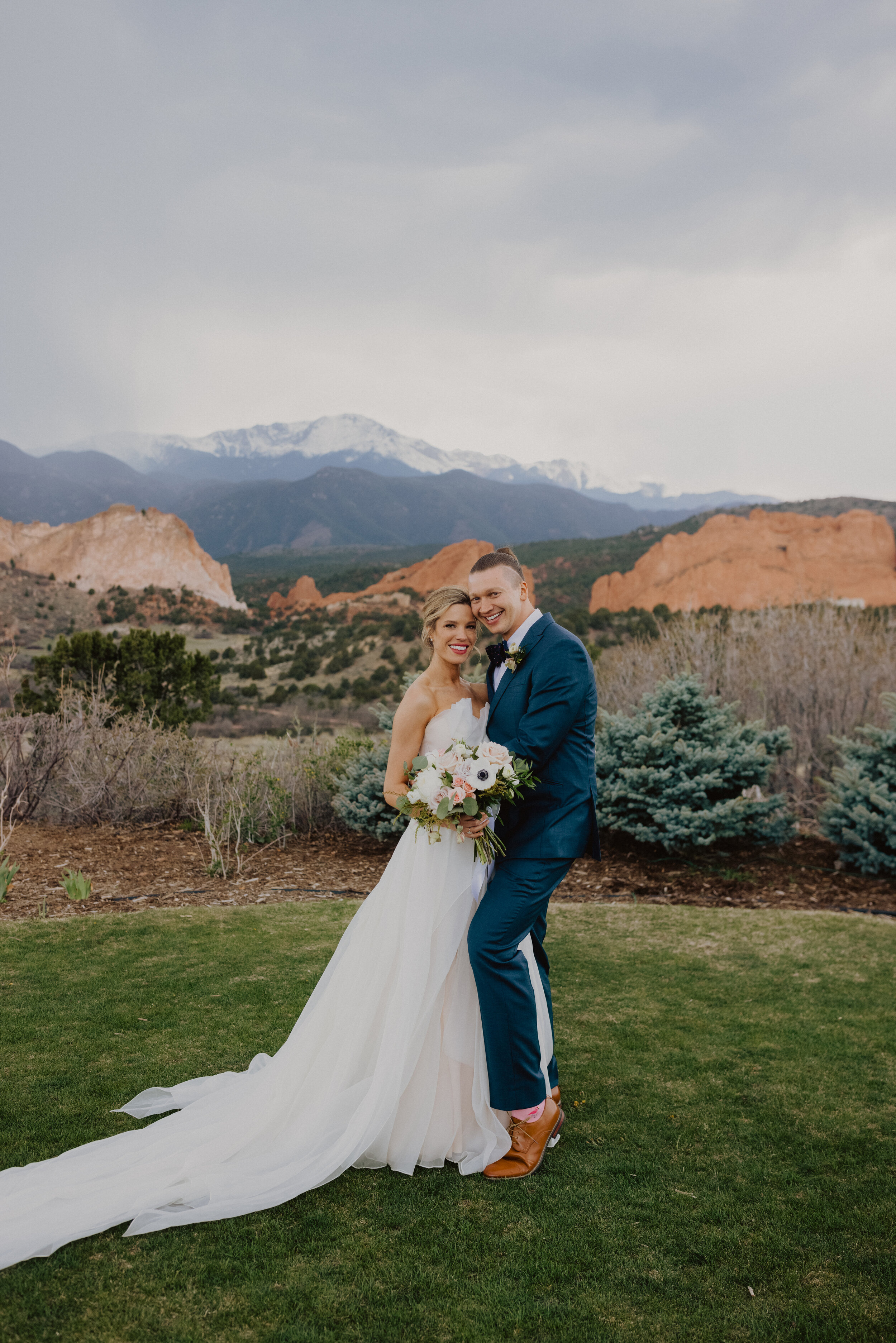garden-of-the-gods-wedding-sneaks-39 (2).jpeg